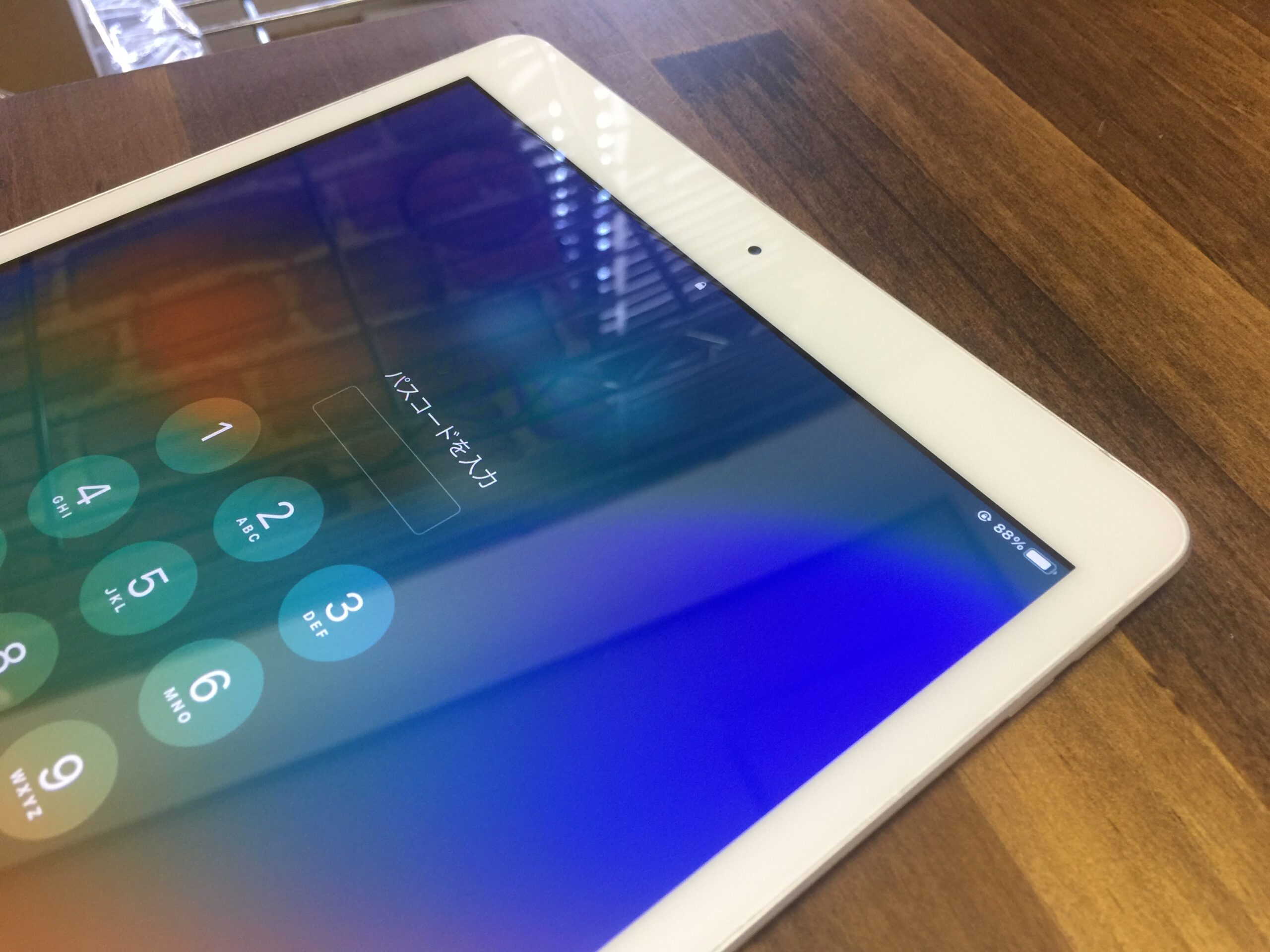 ホワイト iPad本体 画面ひび割れあり （iPad 5 画面が割れても