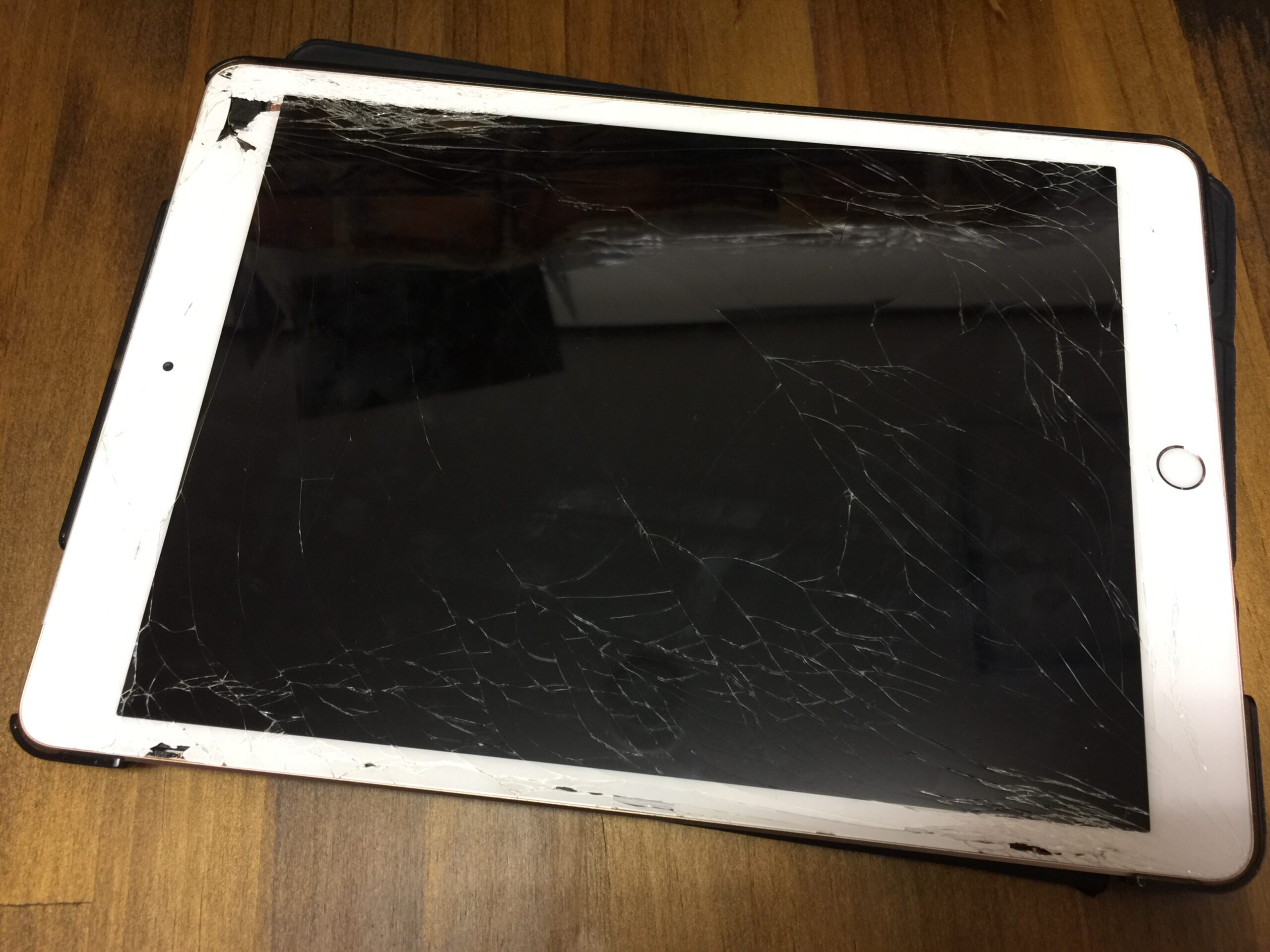 【作動可能】iPad 7 32G本体 画面割れ 作動可能】iPad 7 32G本体 画面割れ iPad第7世代の画面割れ修理