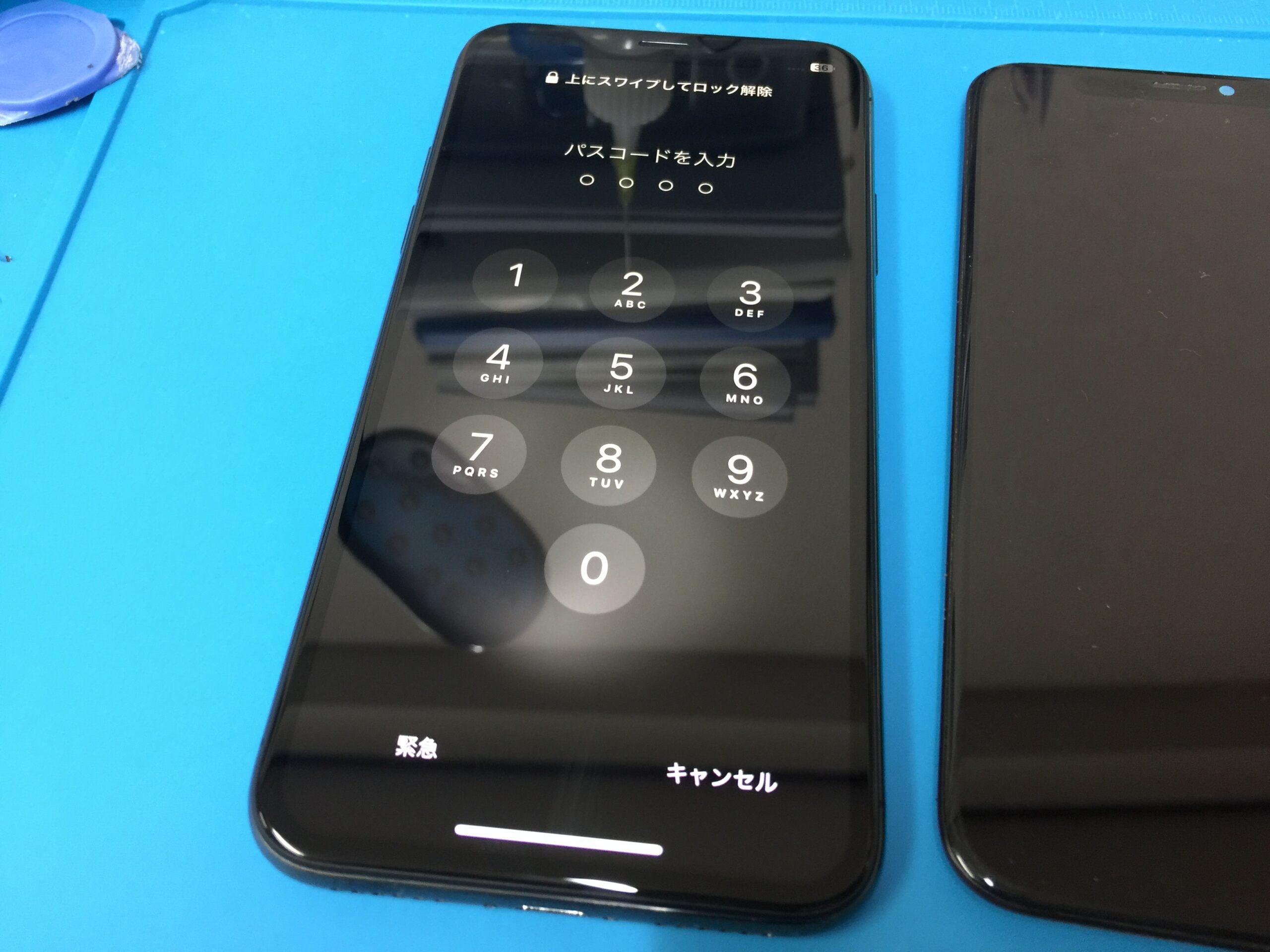 iPhoneXを落としてしまい画面右側に白い線が出て眩しい状態になってい