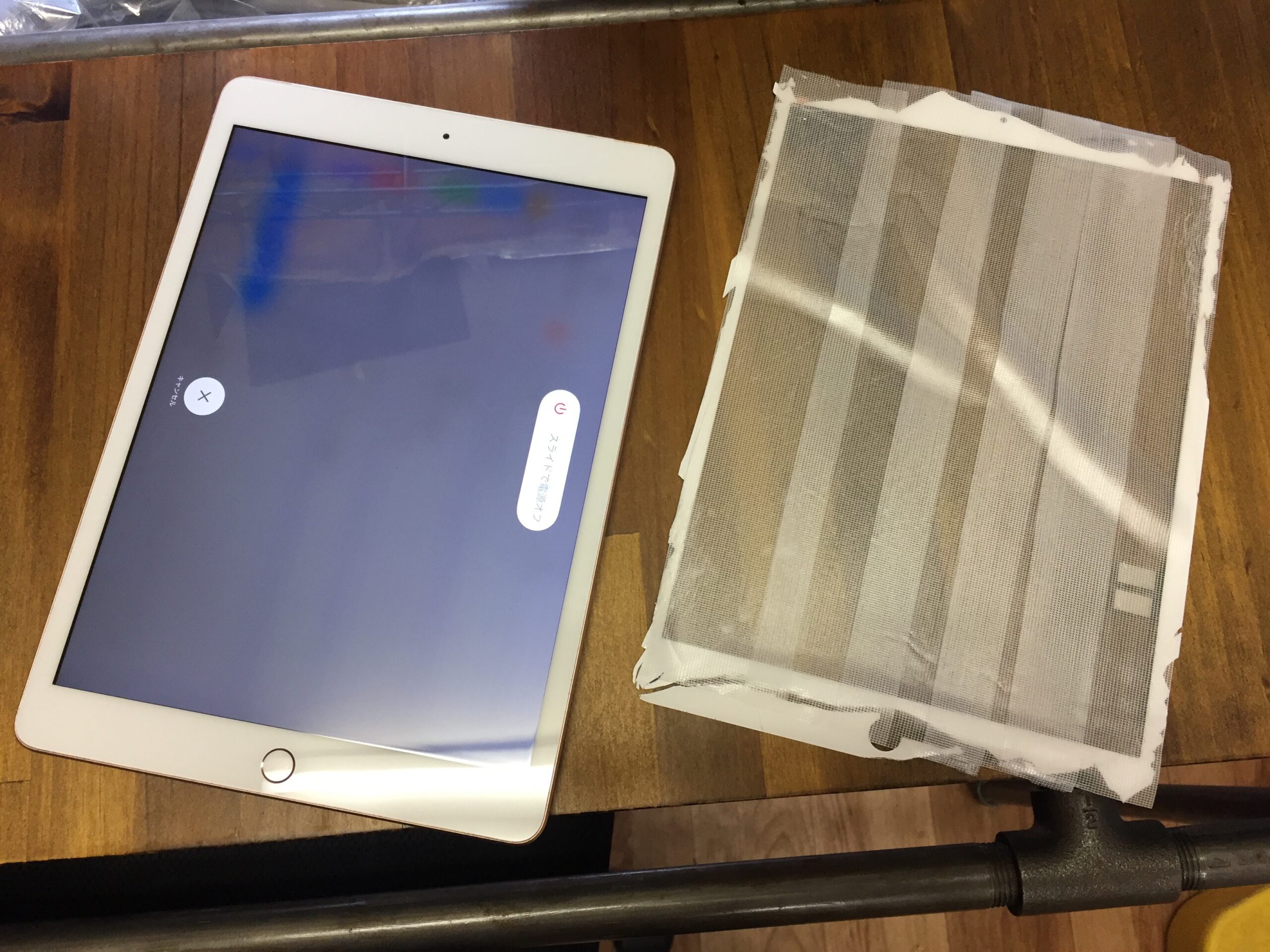 【作動可能】iPad 7 32G本体 画面割れ 落として画面全体がバキバキに割れたiPad 7 をガラス交換で直