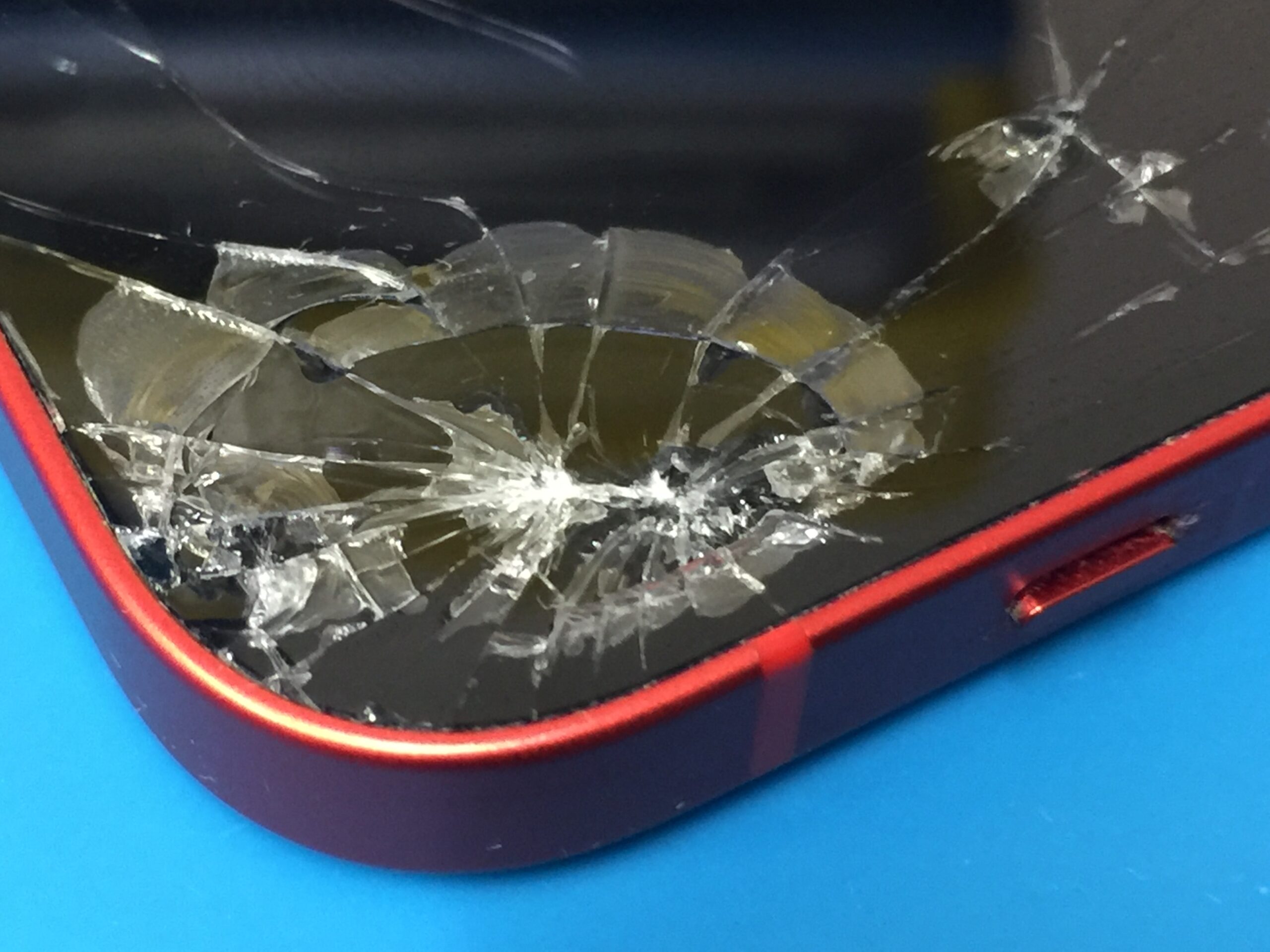 iPhone 12 画面交換】画面の左上が割れている状態だったので液晶パネル