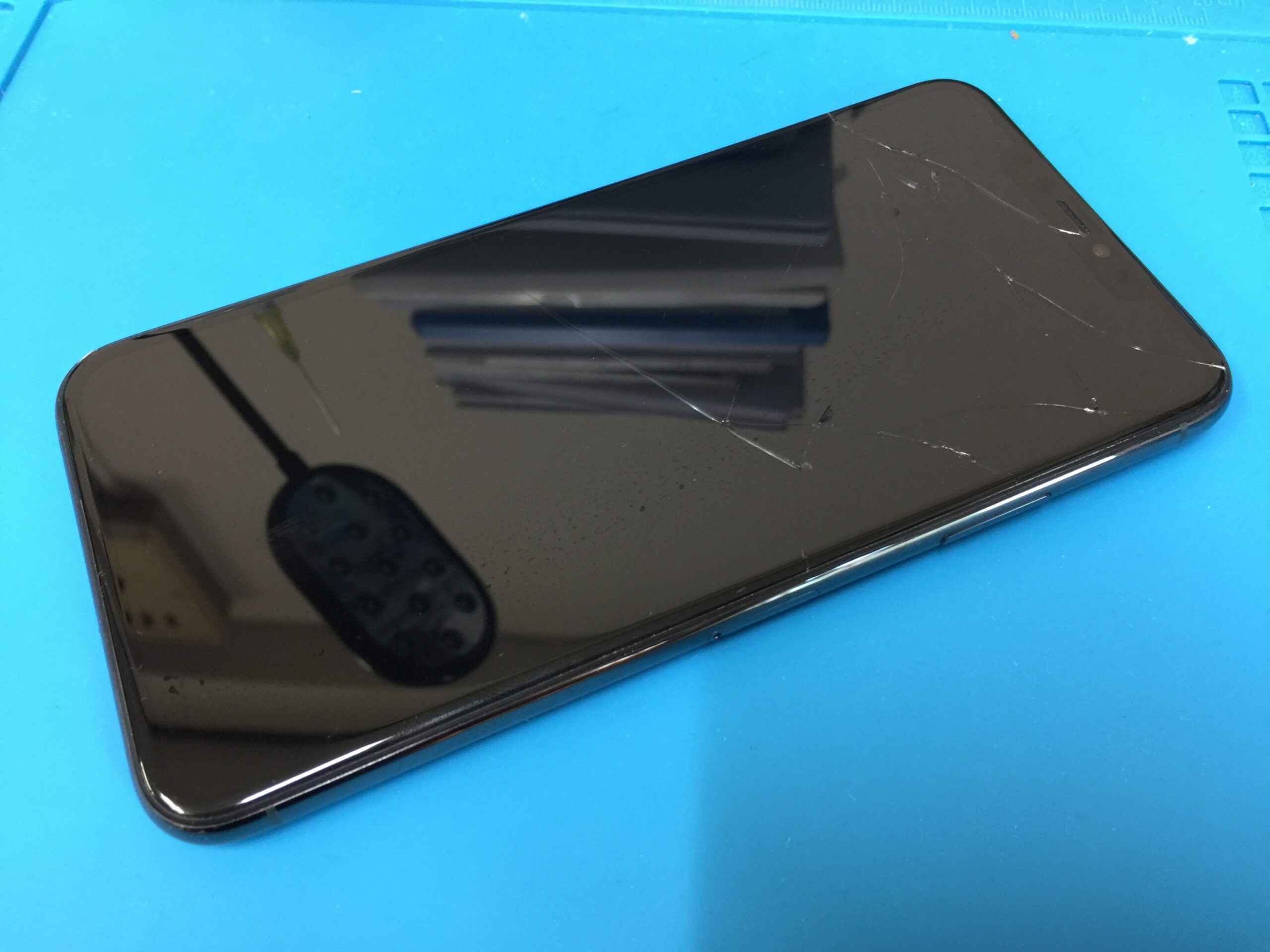 iPhone 11 Pro Max】画面がひび割れてタッチ操作の誤作動でパスコード