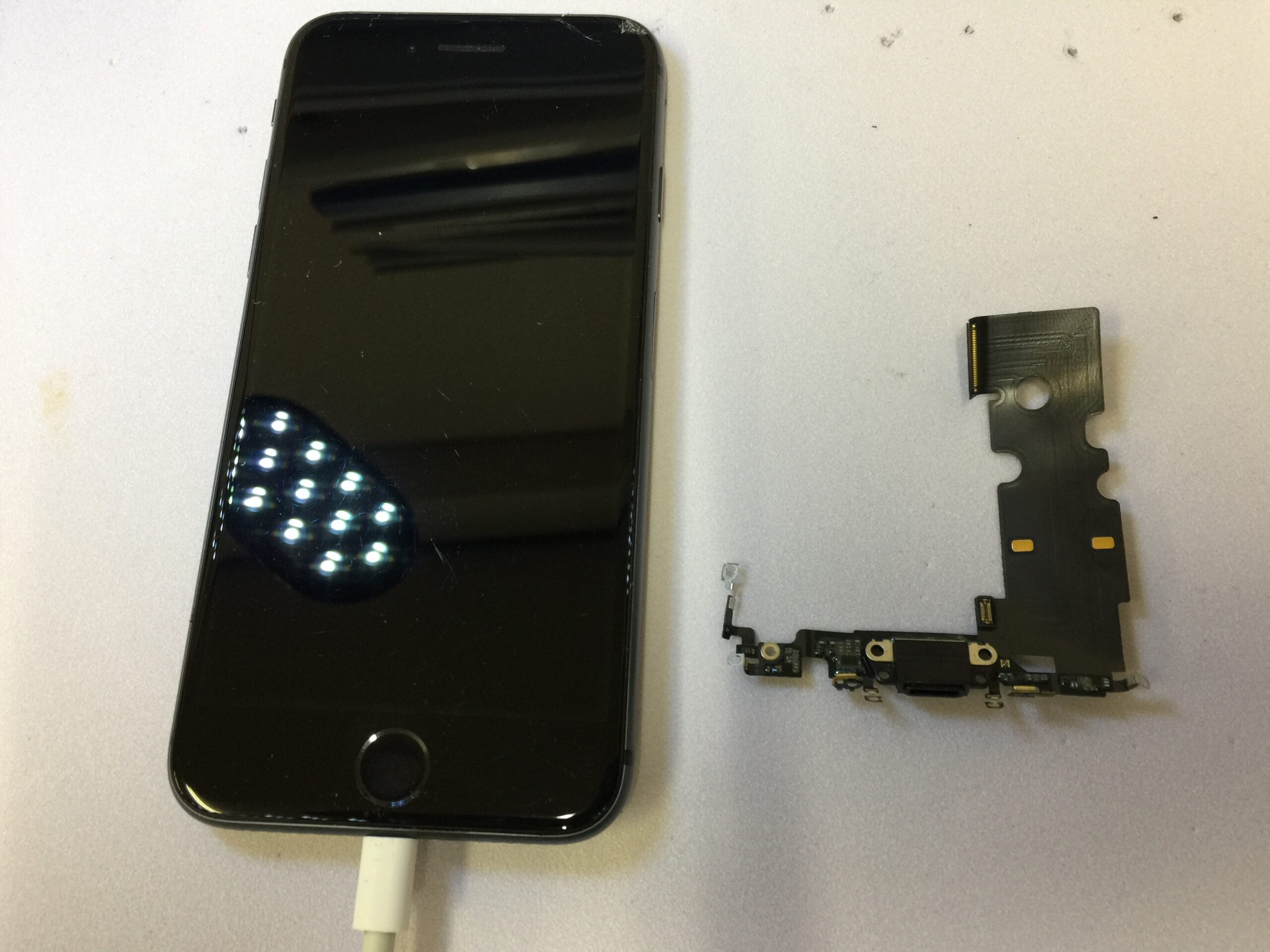 【ジャンク品】iPhone13 lightningケーブル充電不具合 画面割れ ジャンク品】iPhone13 lightningケーブル充電不具合 画面割れ