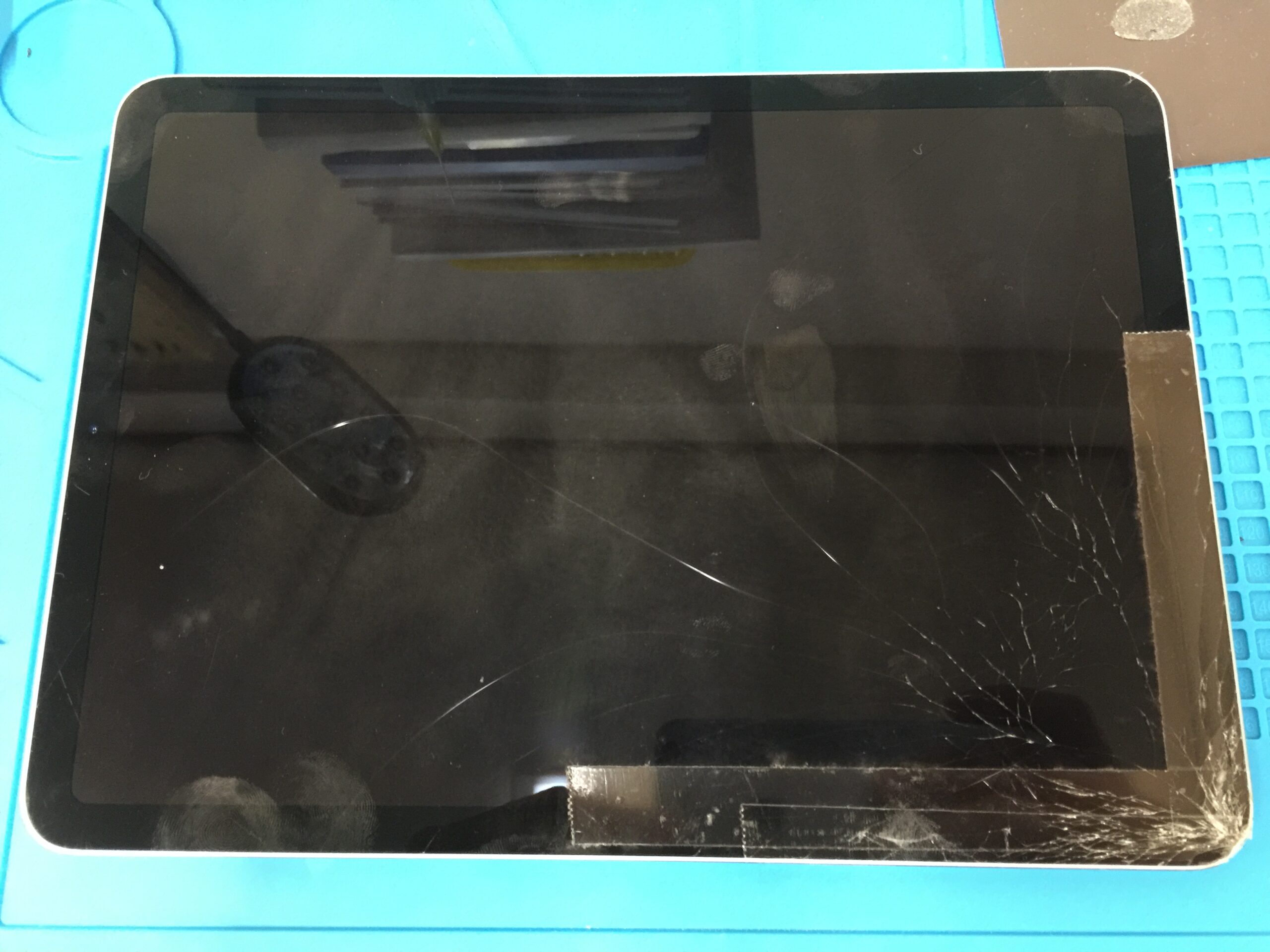 iPad air4本体 画面ひび割れ多数 IMG_1954-scaled.jpg