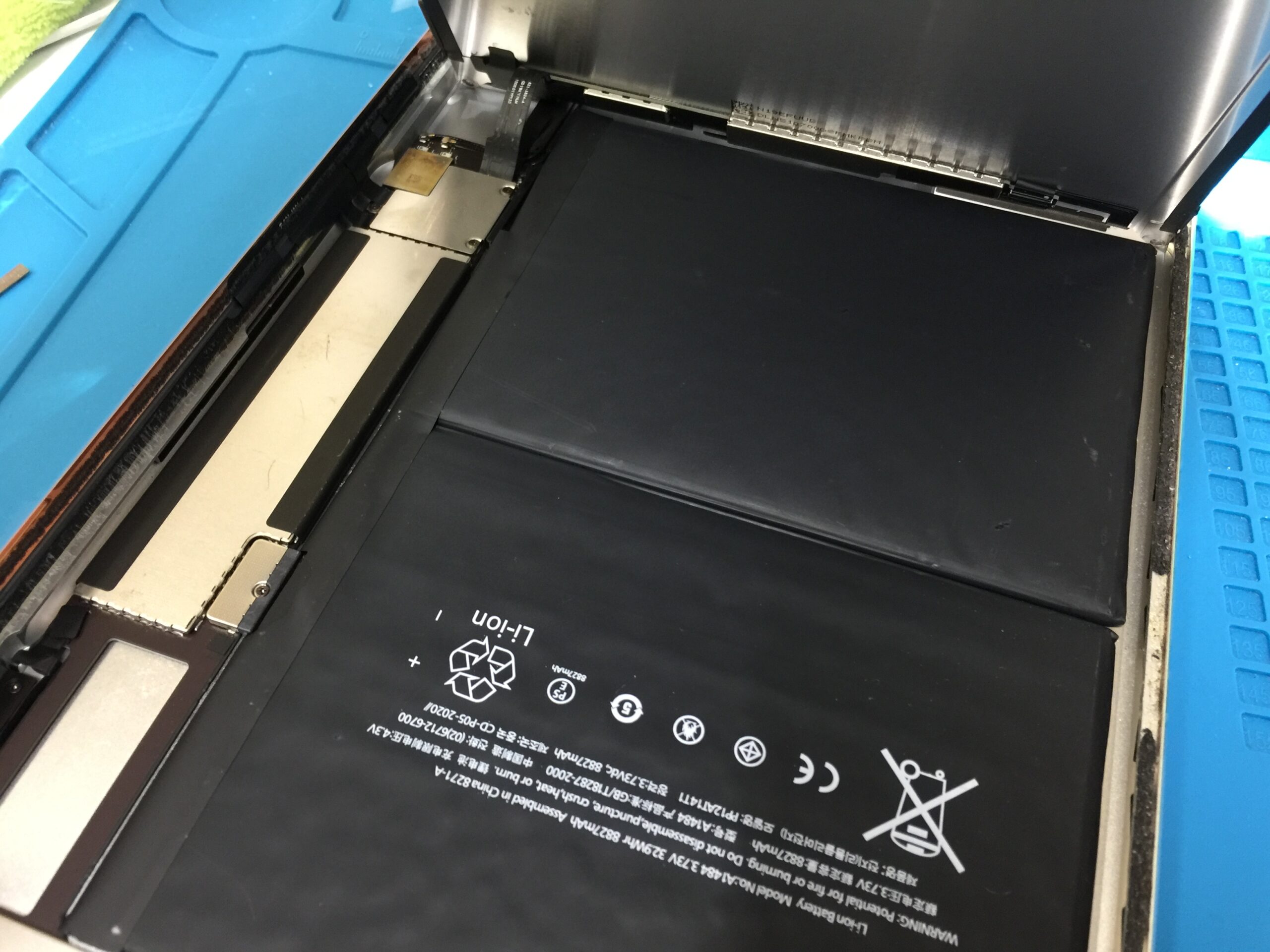 iPad Air 初代のバッテリーが膨張して画面が浮き上がってきていたので