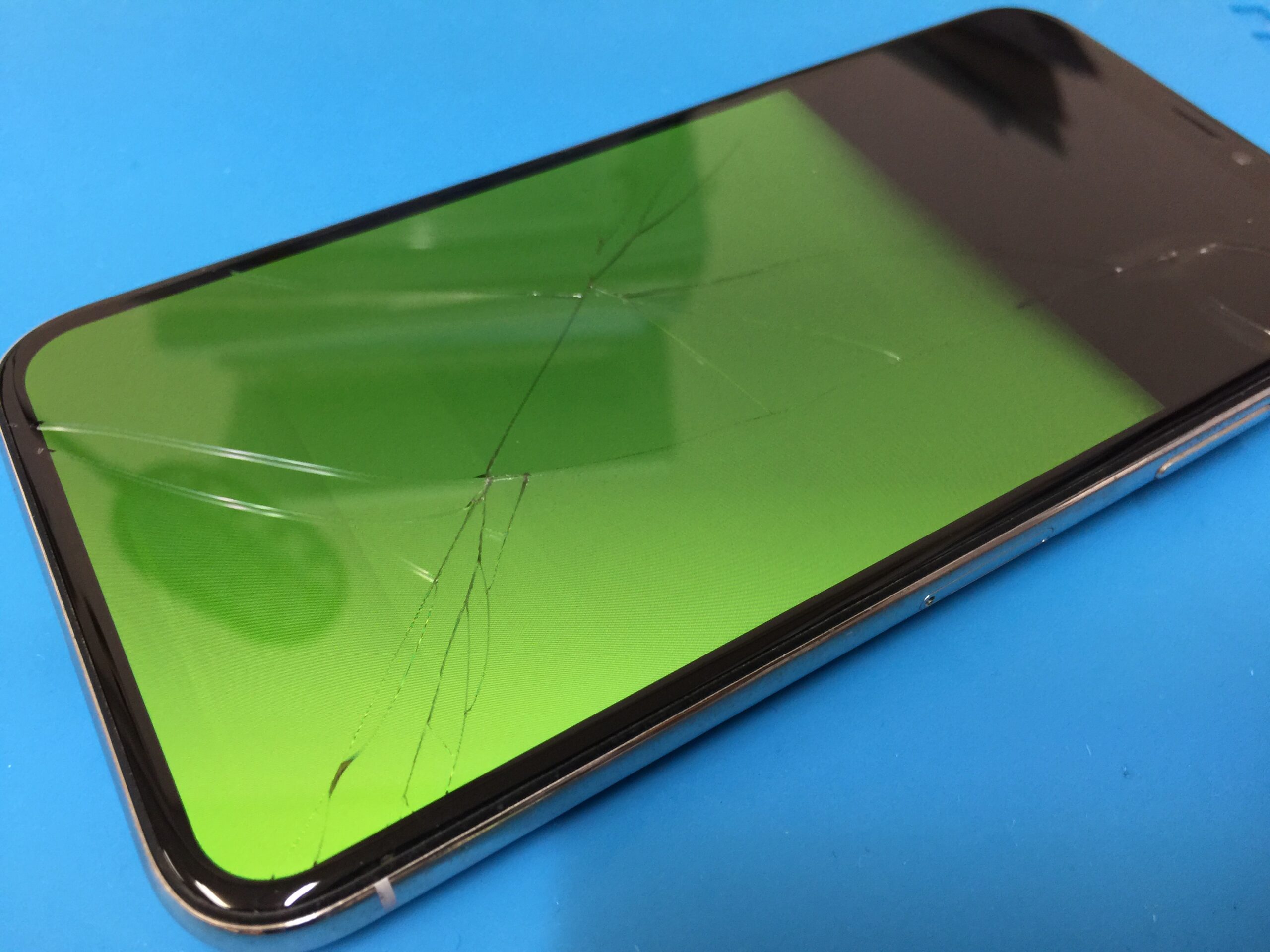 iPhoneXを落としたら画面が映らなくなり緑色でフラッシュするように