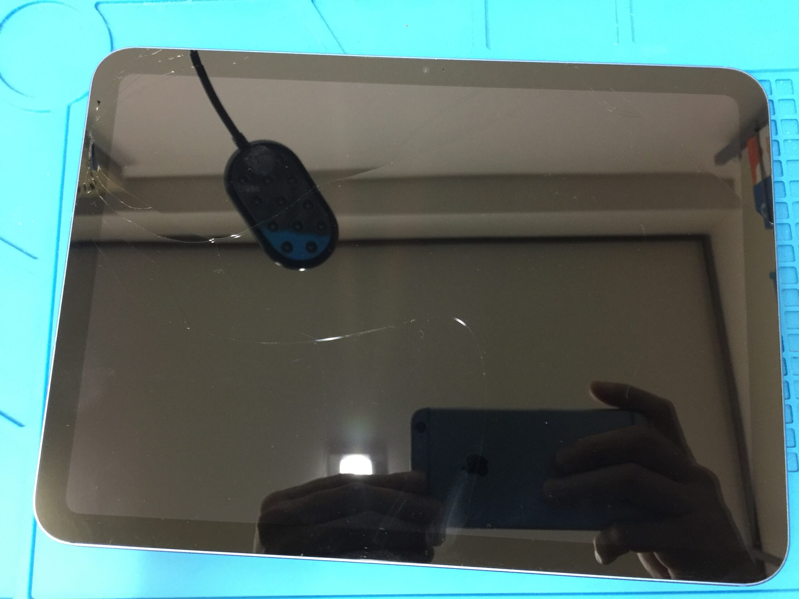 iPad 10】 画面のガラスだけひび割れて穴が開いてしまったので