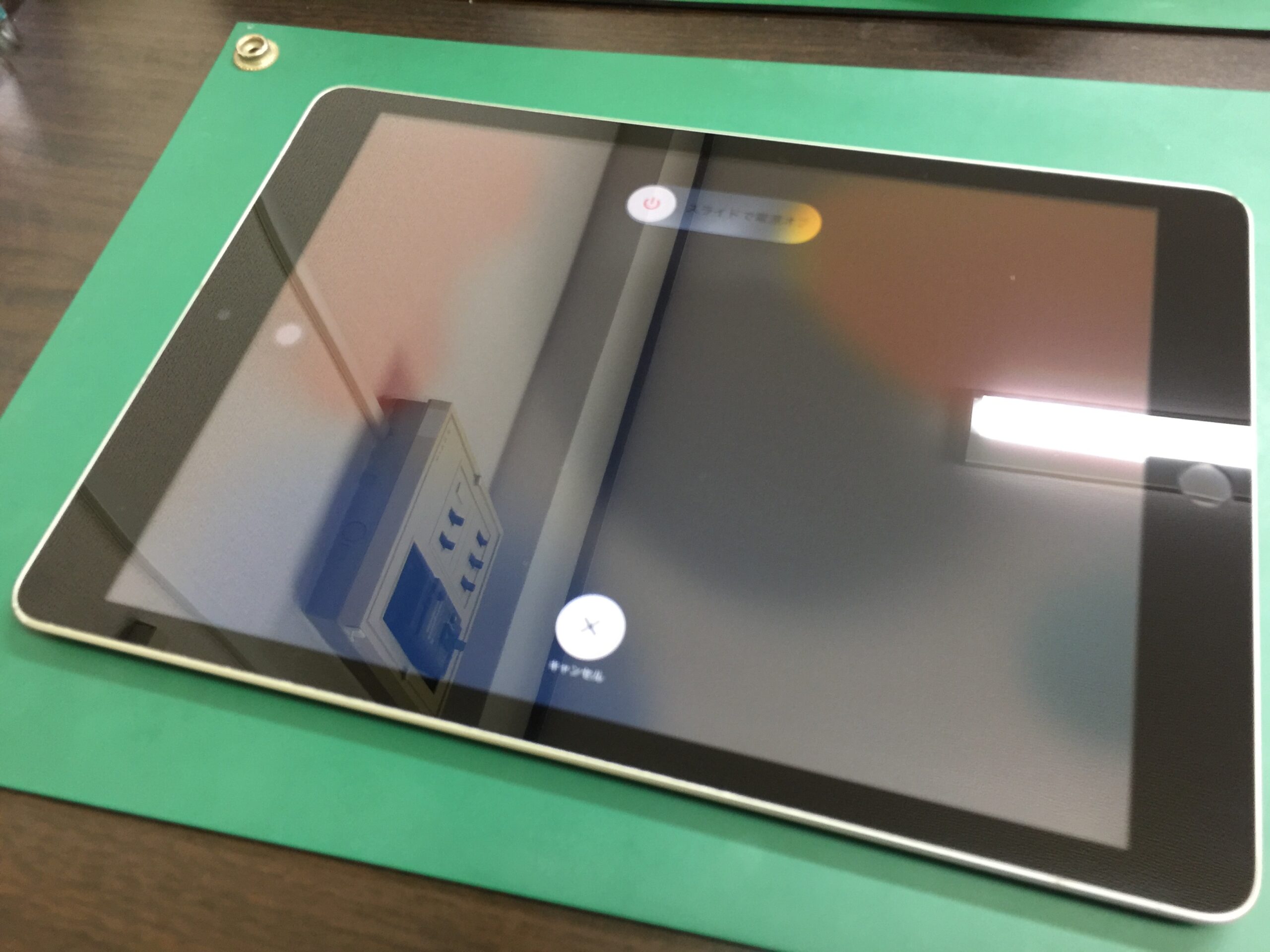 iPad 9 の画面ガラスひび割れの修理 デジタイザー交換 - iPhone/iPad