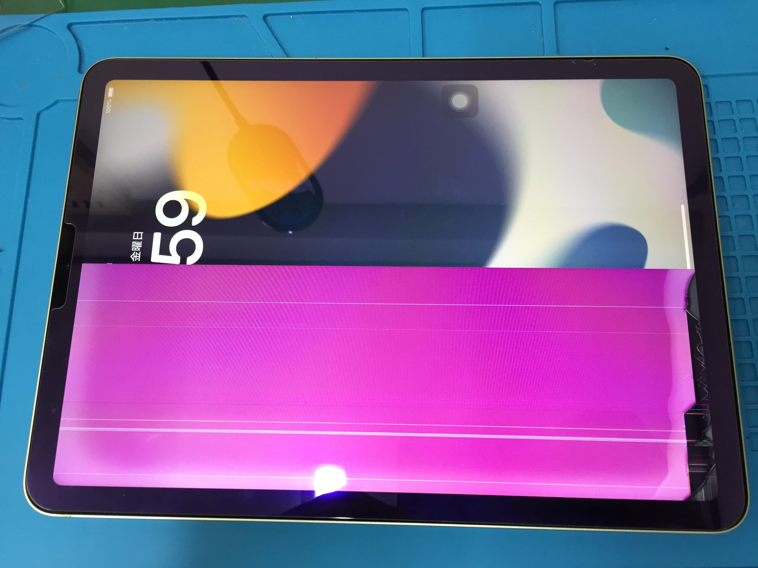 iPad Air 4の画面左半分がピンク色になって見えなくなってしまっ