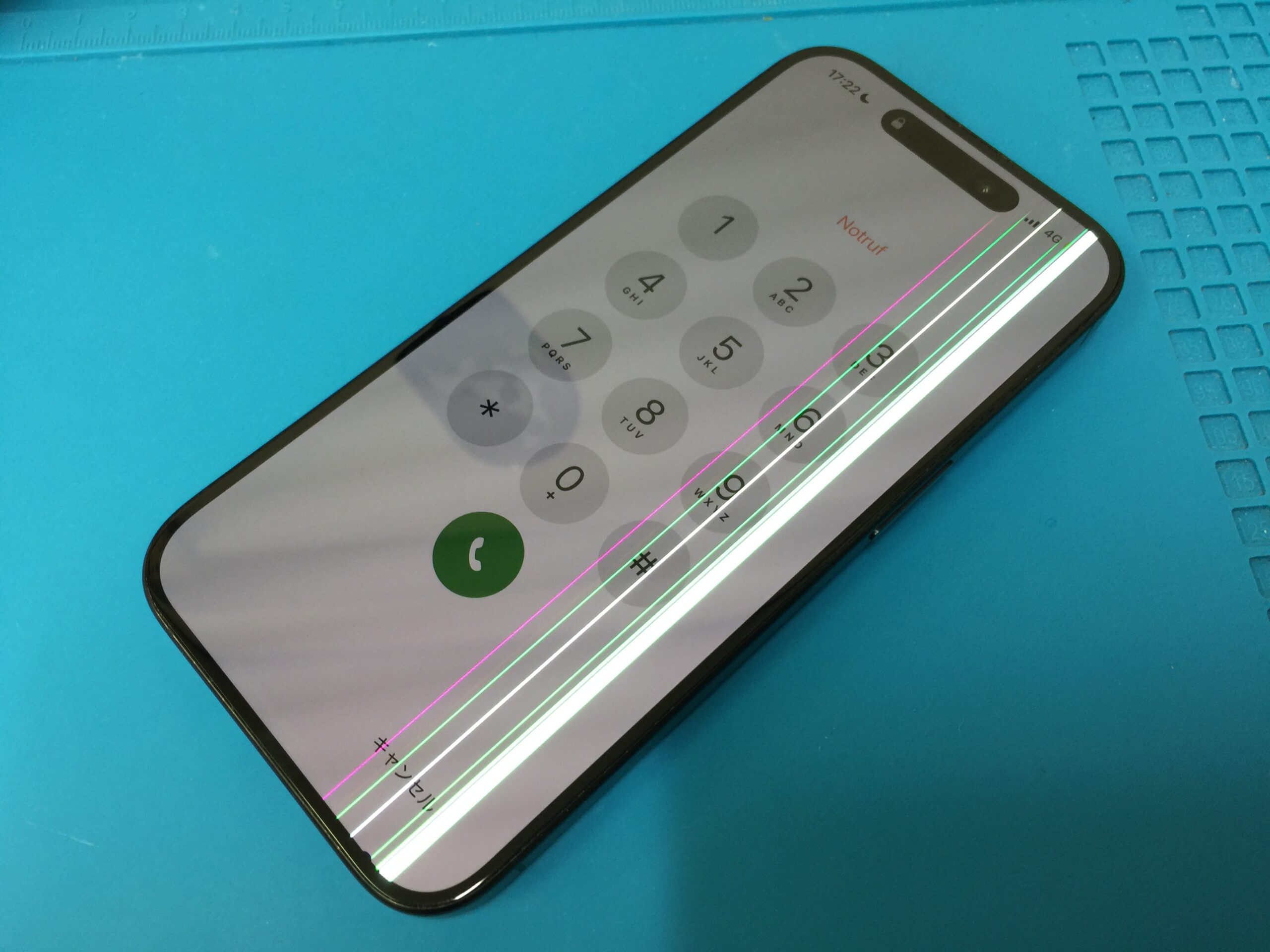 iPhone 15 Pro の画面に縦線が入った状態を有機ELソフトの画面交換で直りました。 - FLAT大宮