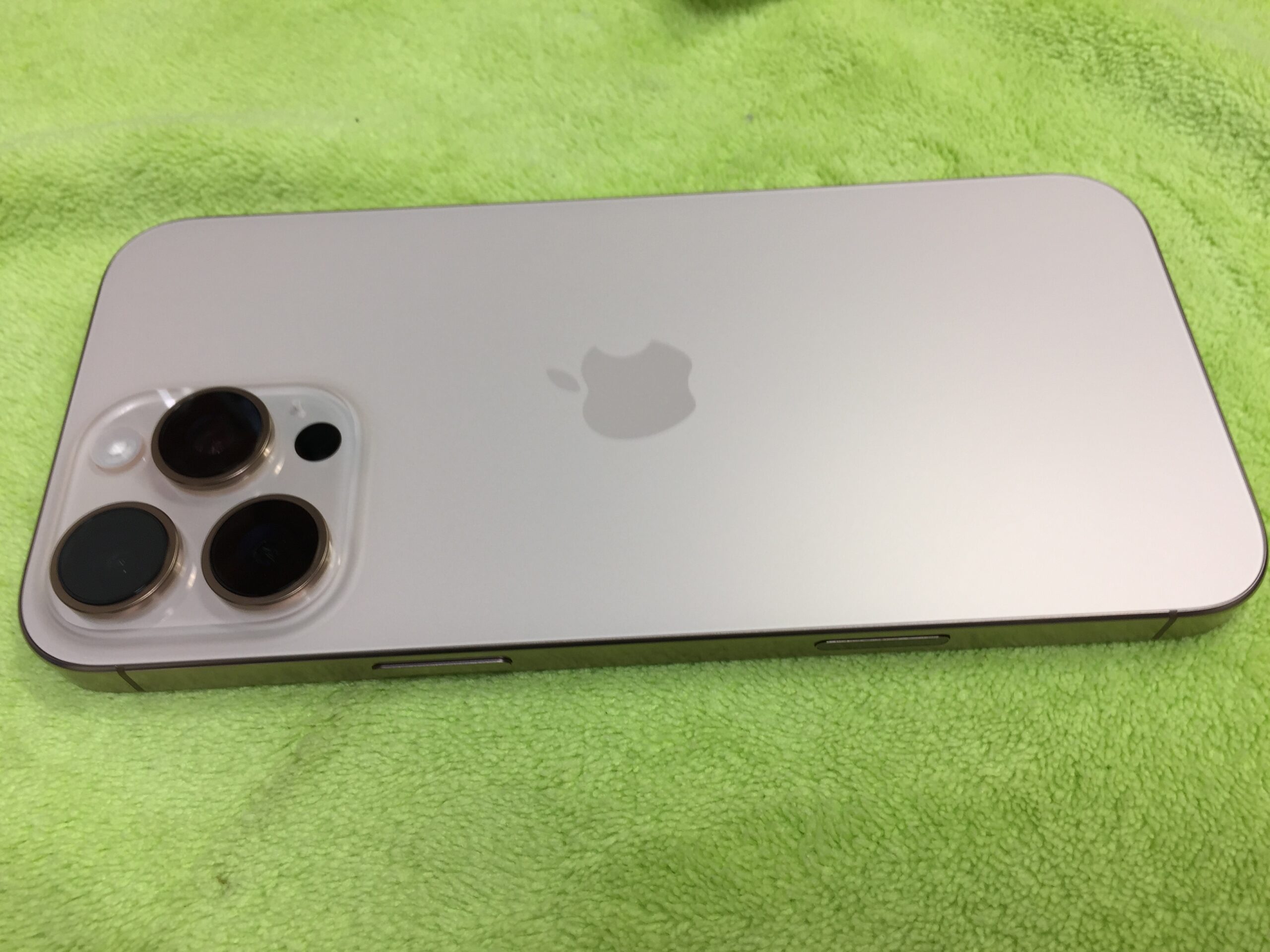 iPhone16Pro Max の画面と裏面をガラスコーティングをしました