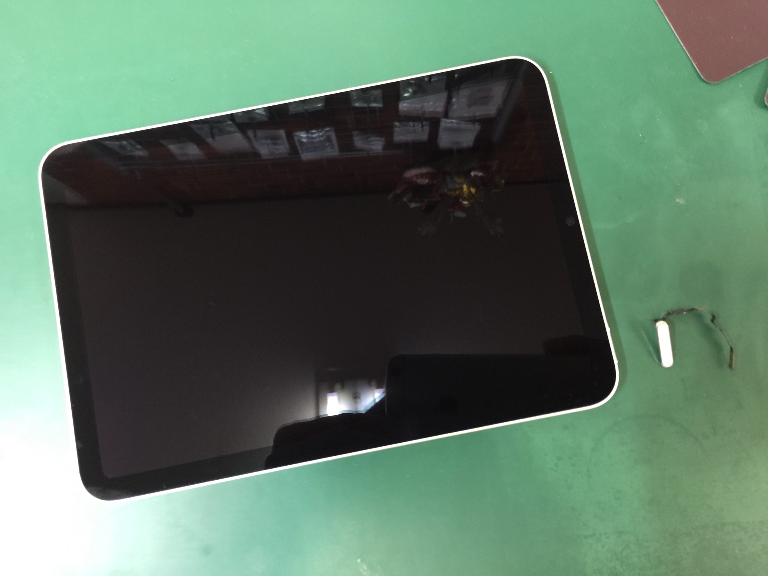 iPad mini 6 の電源ボタンが陥没して起動できなくなった修理