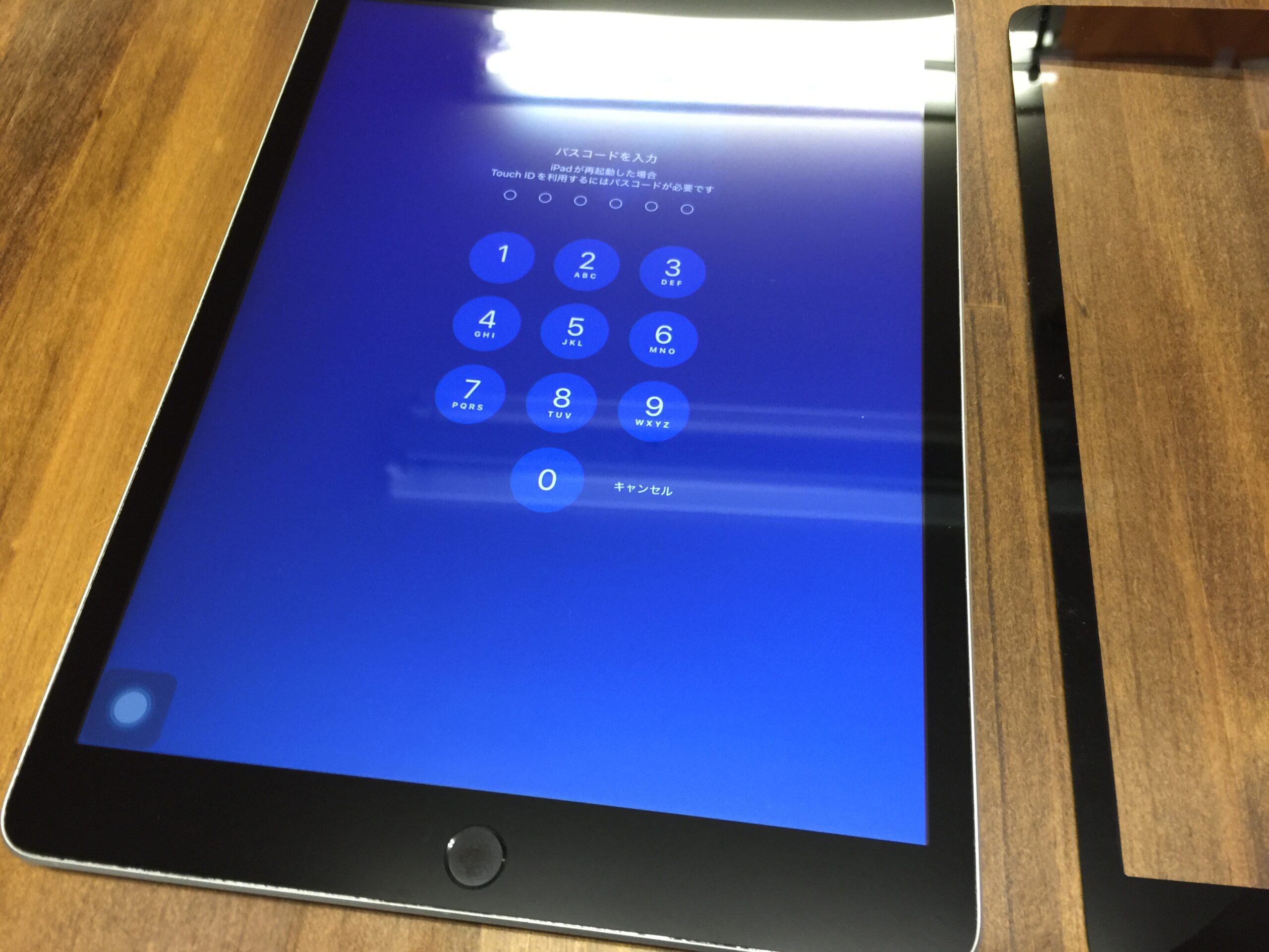 画面に一本のひび割れがあるiPad 9 のタッチパネル交換修理 - スマホ
