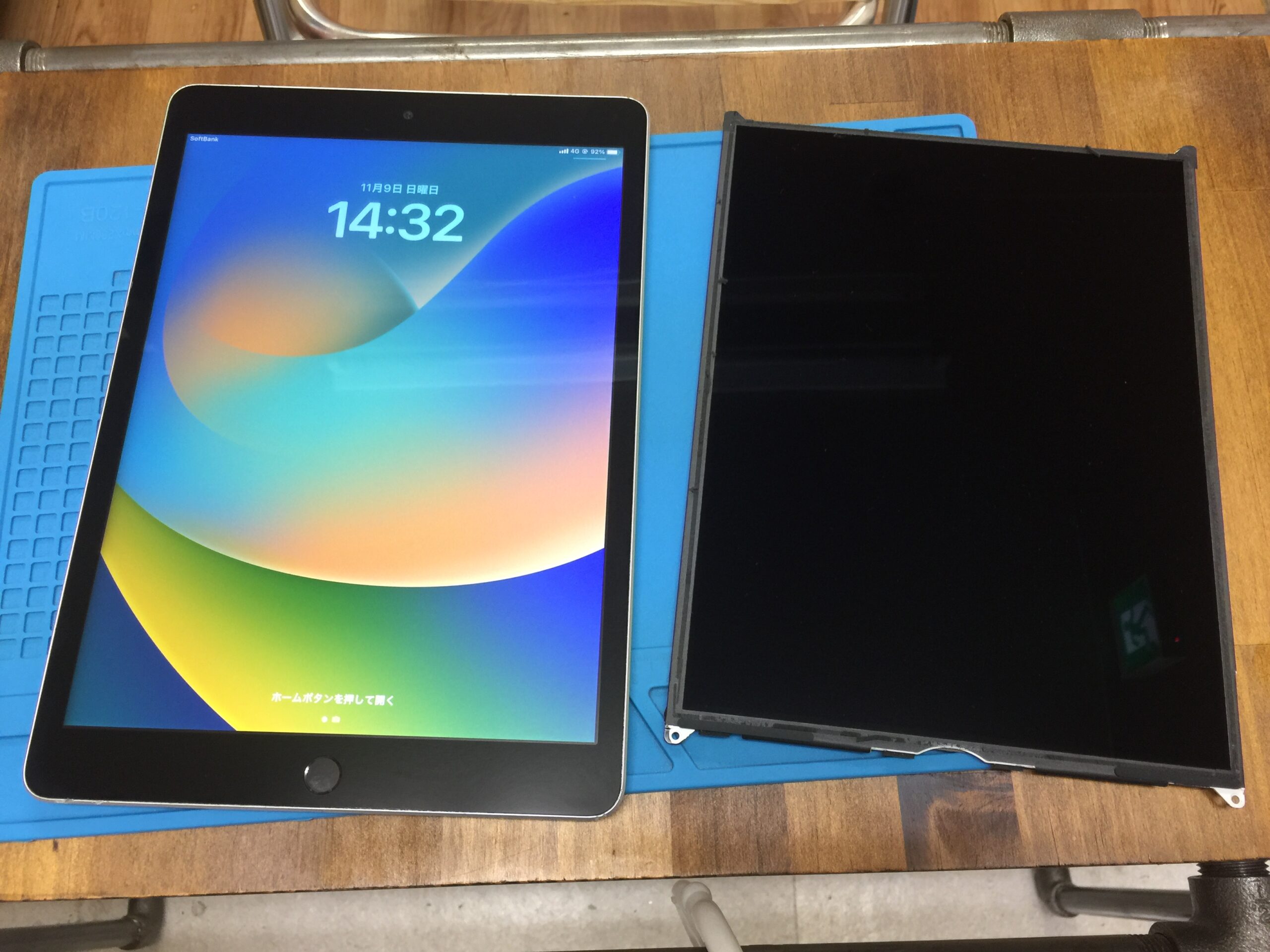 画面に圧力がかかって液晶に縦線が出たiPad 9 の液晶交換 ガラスは割れ